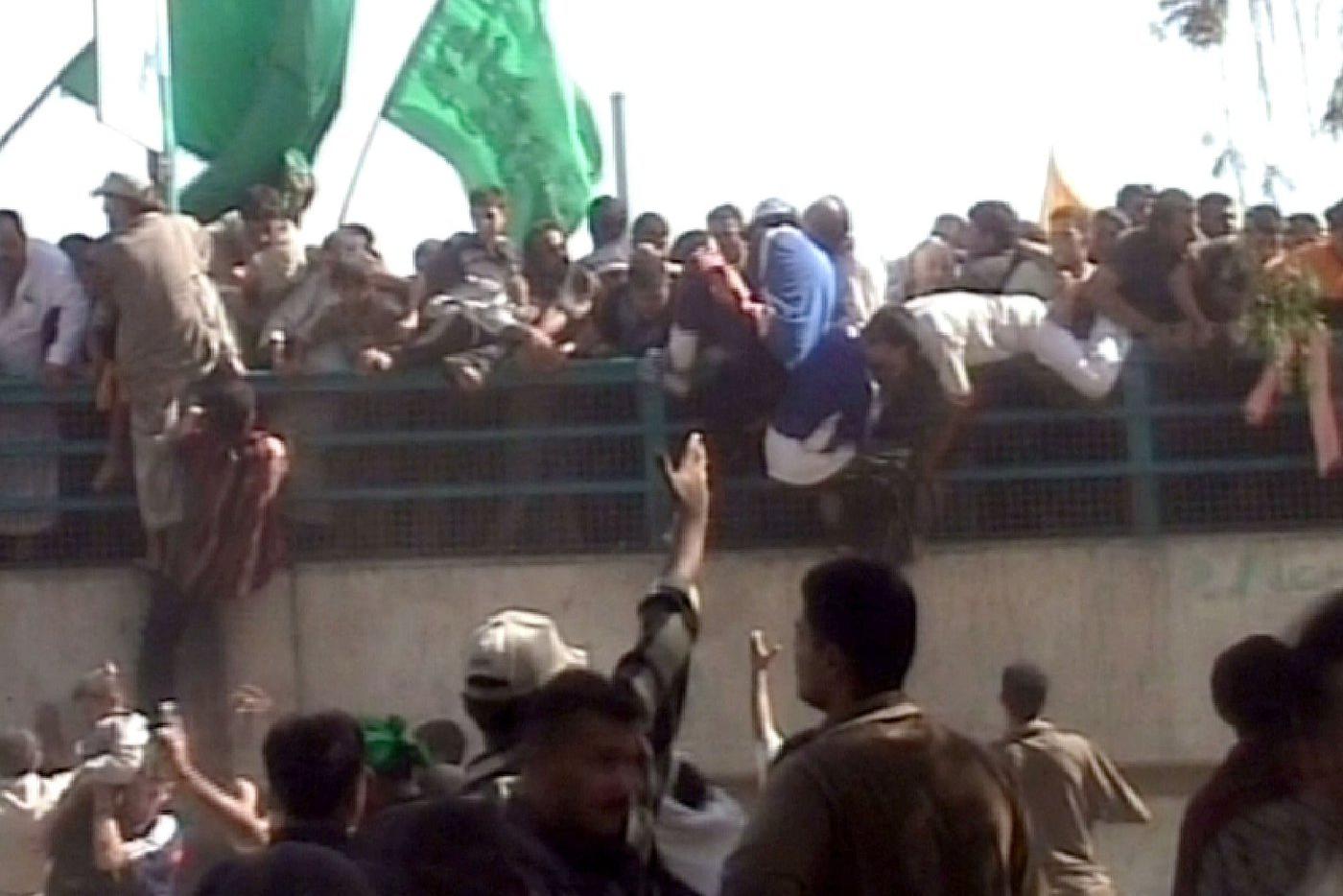 IRAQ-STAMPEDE-BRIDGE Иракцы прыгают с моста в результате давки, вызванной слухами о террористе-смертнике.