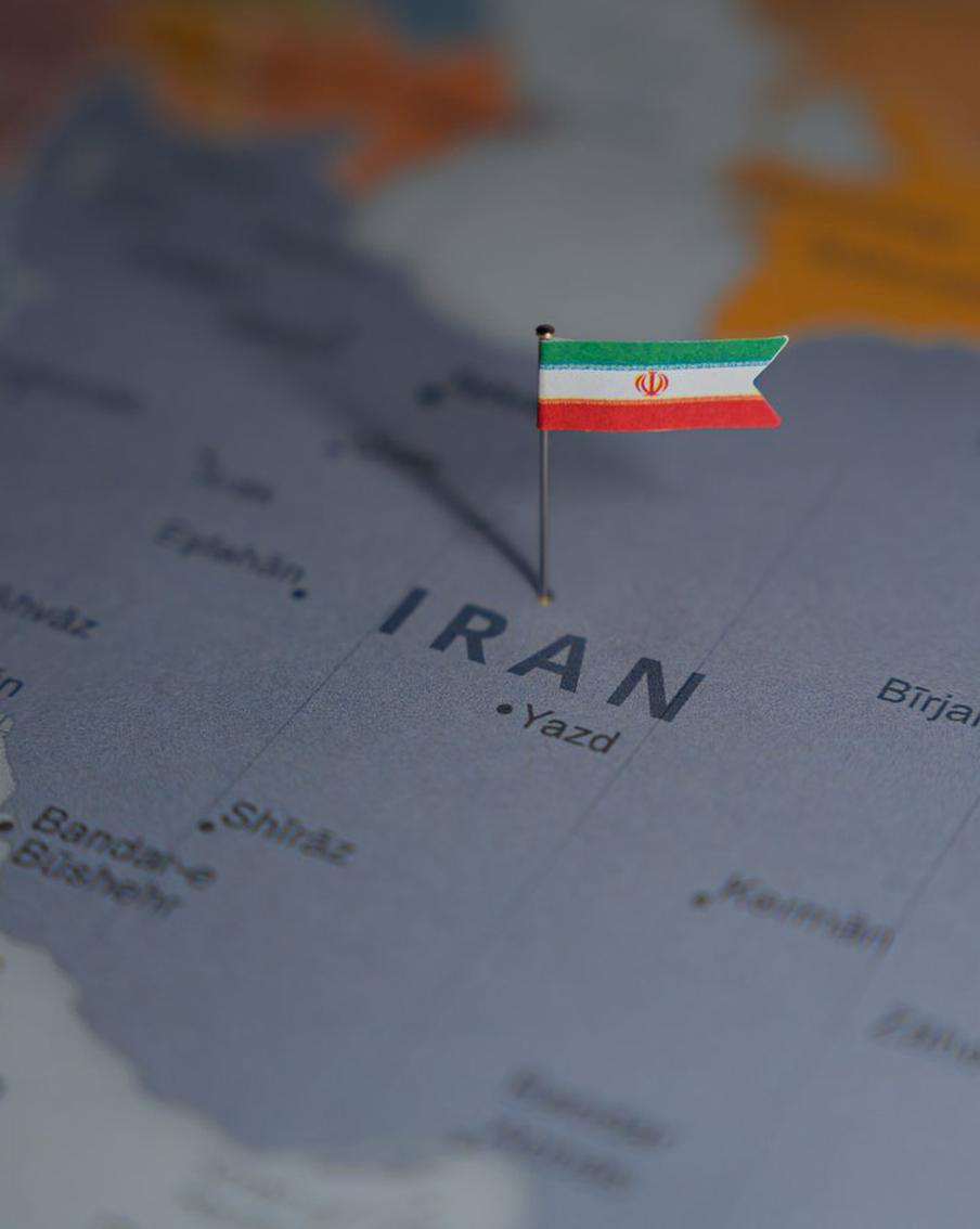 Взрывы раздались в районе иранского острова Кешм. Иранское информационное агентство "Мехр" сообщило о серии взрывов, произошедших в районе города Кешм, расположенного на одноимённом острове в Ормузском проливе. В настоящее время причины этих взрывов остаются неизвестными