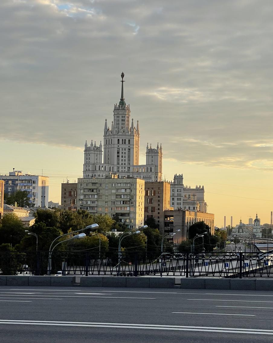 Москва вступила в период гроз и 30-градусной жары. В понедельник воздух в столице прогрелся до +27°, во вторник максимум будет выше. Со среды столбики термометров начнут штурмовать 30-градусные отметки. При этом ожидаются кратковременные грозовые дожди. В выходные жара спадёт, а во вторник температура вернётся в климатическое русло
