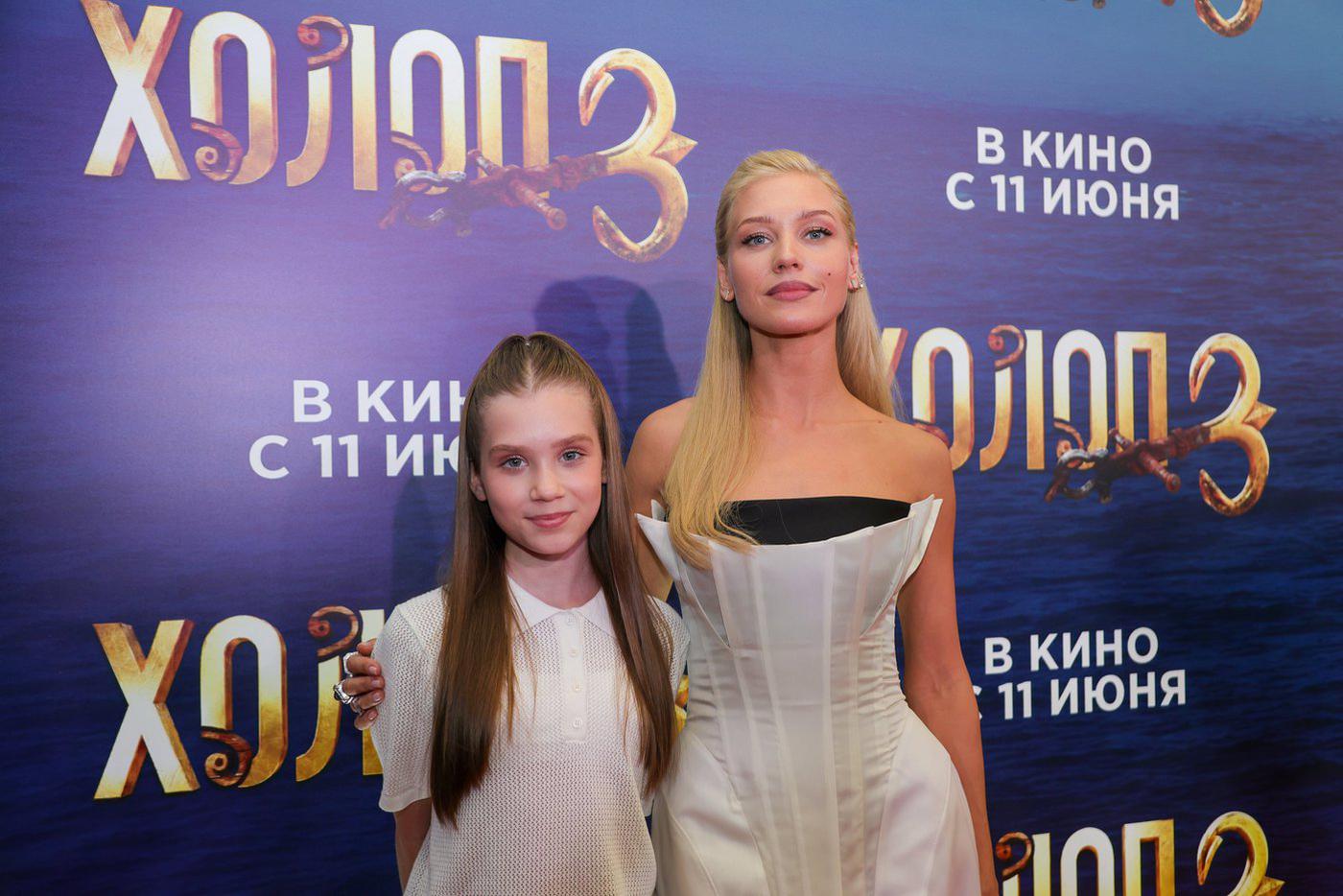 Кристина Асмус с дочерью на премьере фильм "Холоп 3".