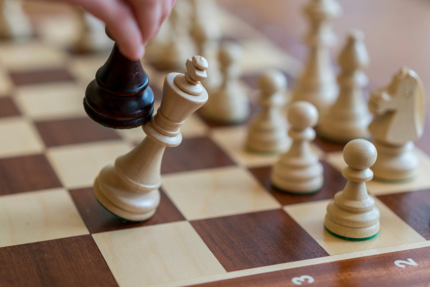 По какой причине FIDE временно приостановила членство Федерации шахмат России