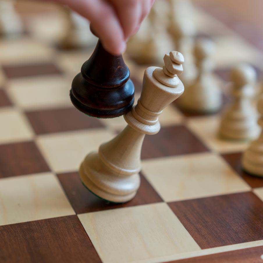 FIDE временно приостановила членство Федерации шахмат России. При этом в федерации заявили, что якобы остаются привержены защите "прав и интересов отдельных шахматистов"
