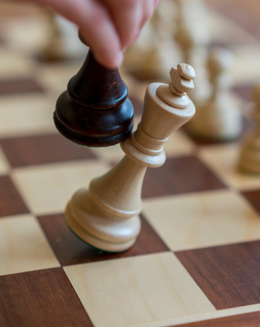 FIDE временно приостановила членство Федерации шахмат России. При этом в федерации заявили, что якобы остаются привержены защите "прав и интересов отдельных шахматистов"
