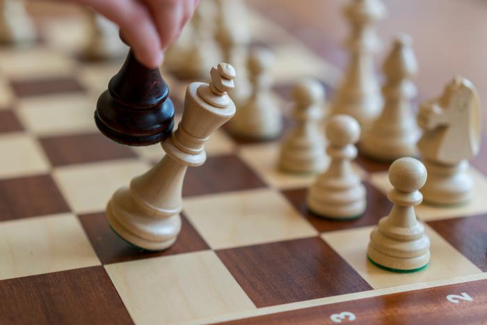 По какой причине FIDE временно приостановила членство Федерации шахмат России