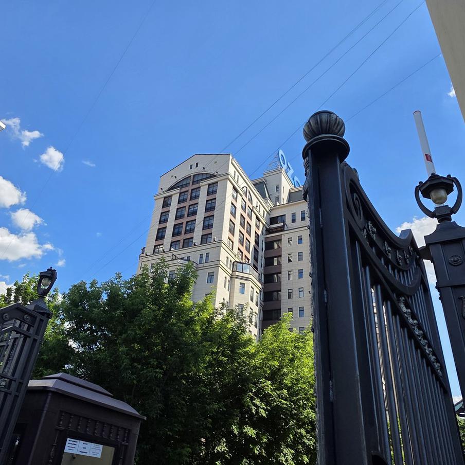 По периметру этого элитного ЖК выставлена очень серьёзная охрана.