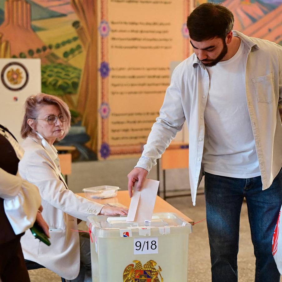 Партия Карапетяна потребовала признать выборы в парламент в Армении недействительными. Претензии оппозиции касаются не только процедурных нарушений, зафиксированных непосредственно в день голосования. Они охватывают всю предвыборную кампанию, стартовавшую, как указал политик, ещё 7 февраля