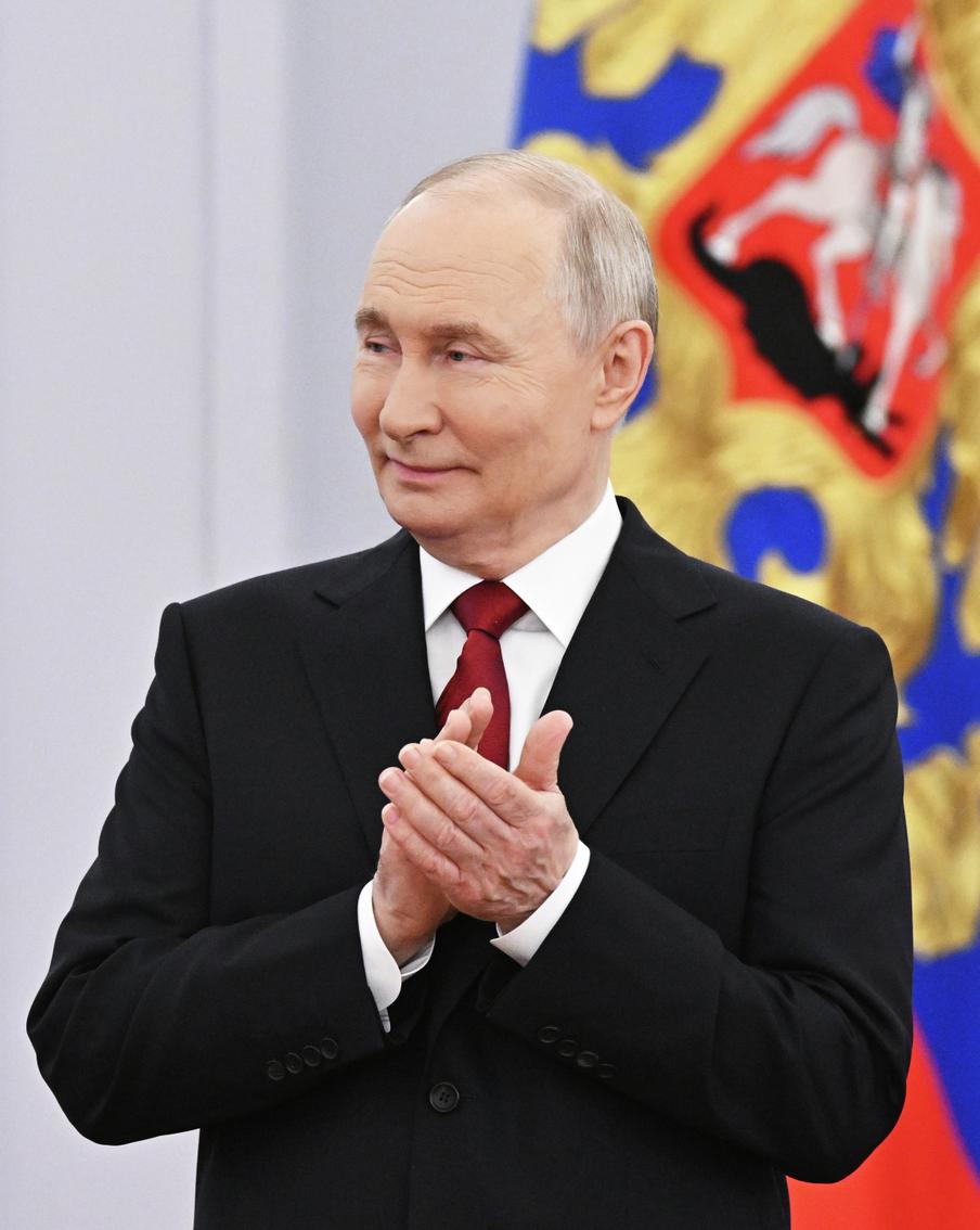 Владимир Путин отметил ратные подвиги предков и их самоотверженность во славу родины. Любовь к родной стране, гордость за её историю и великую культуру, верность патриотическому долгу объединяют наш многонациональный народ, добавил российский лидер