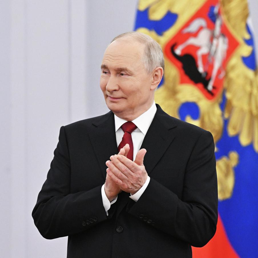 Владимир Путин отметил ратные подвиги предков и их самоотверженность во славу родины. Любовь к родной стране, гордость за её историю и великую культуру, верность патриотическому долгу объединяют наш многонациональный народ, добавил российский лидер