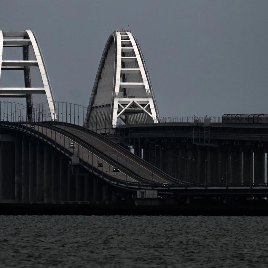 На Крымском мосту временно приостановили движение автотранспорта. Проезд автотранспорта по Крымскому мосту был временно ограничен. Причина приостановки движения между Краснодарским краем и Крымом пока не раскрывается