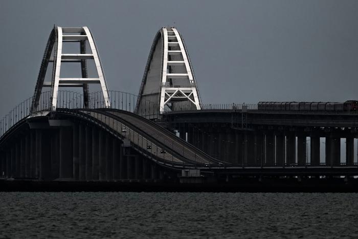 Движение автотранспорта временно ограничено на Крымском мосту