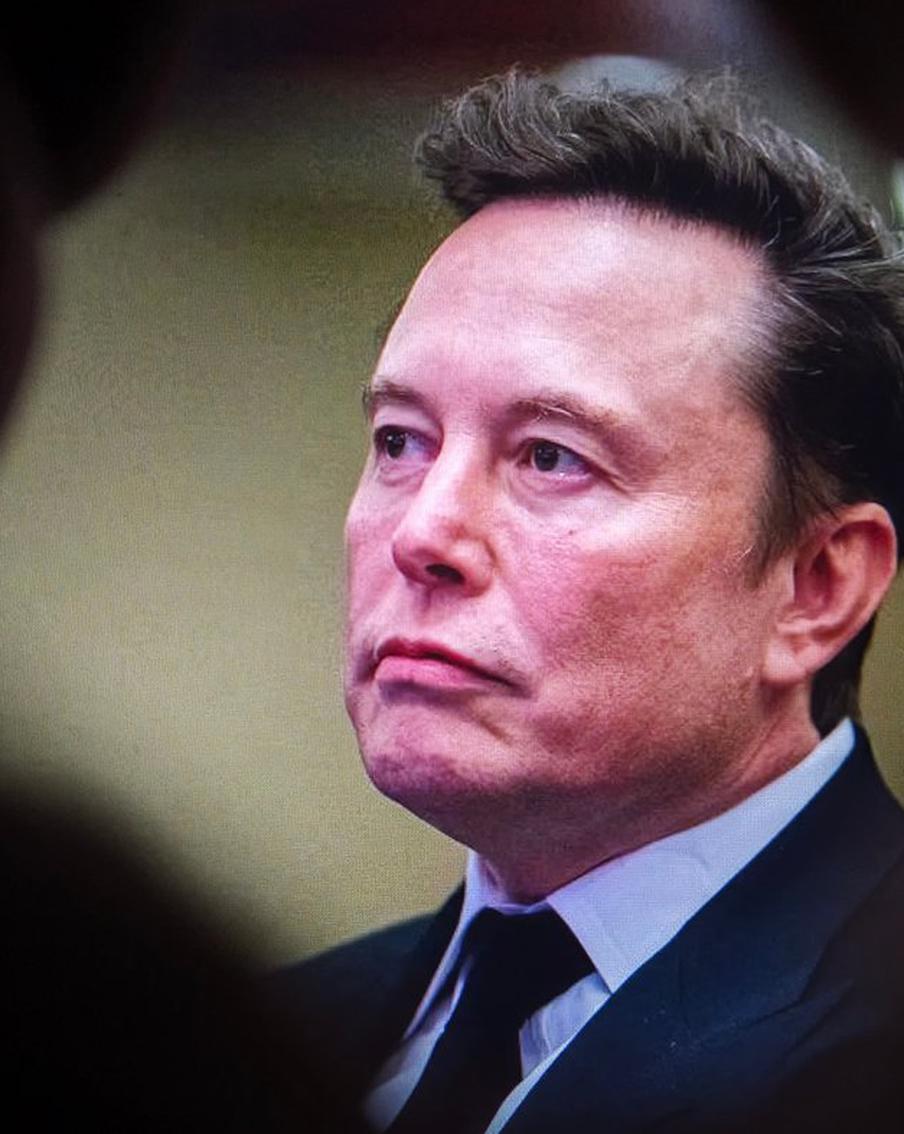 Bloomberg объяснил, почему Маск торопился провести крупнейшее в мире IPO. SpaceX успешно завершила крупнейшее в истории публичное размещение акций (IPO) на бирже NASDAQ, собрав 75 миллиардов долларов инвестиций. Это событие сделало Илона Маска первым в мире триллионером и повысило рыночную капитализацию компании до 2,2 триллиона долларов