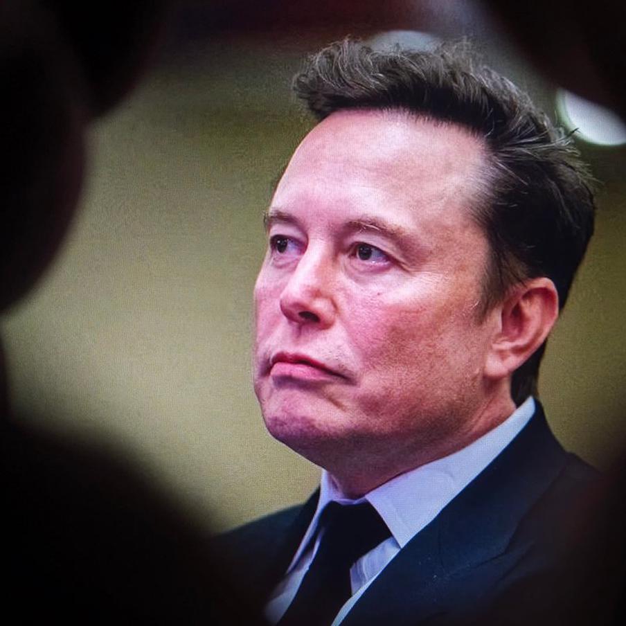 Bloomberg объяснил, почему Маск торопился провести крупнейшее в мире IPO. SpaceX успешно завершила крупнейшее в истории публичное размещение акций (IPO) на бирже NASDAQ, собрав 75 миллиардов долларов инвестиций. Это событие сделало Илона Маска первым в мире триллионером и повысило рыночную капитализацию компании до 2,2 триллиона долларов