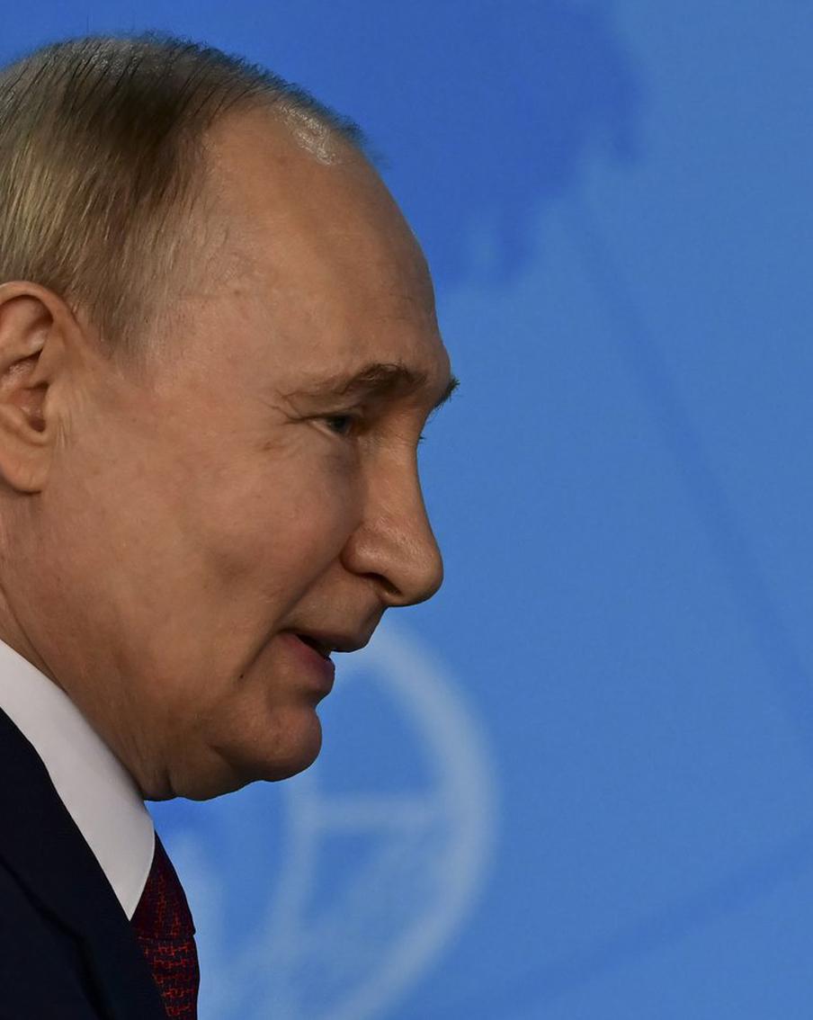 Путин поддержал разволновавшегося участника СВО на встрече в Кремле. В ходе встречи в Кремле 12 июня президент России Владимир Путин выразил поддержку военнослужащему, который признал наличие сильного волнения при общении с главой государства