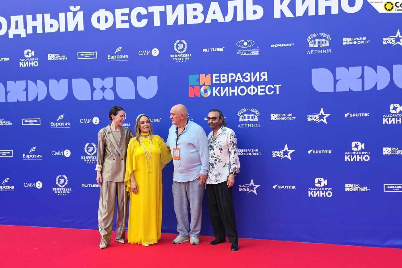 Наталья Андейченко позирует прессе на открытии фестиваля "Евразия".