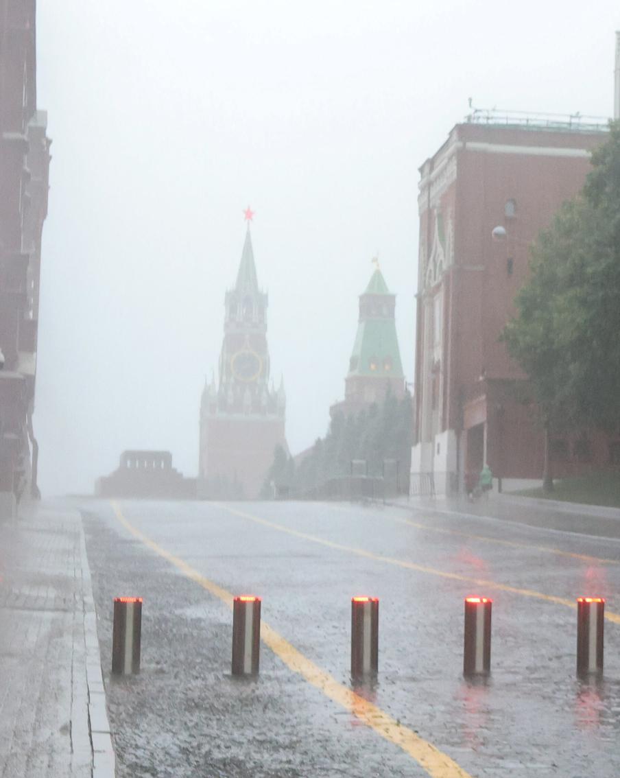 В Москве продлили действие "жёлтого" уровня опасности до вечера воскресенья. "Жёлтый" уровень погодной опасности продолжит действовать в столице до вечера 14 июня. На фоне этого в городе ожидаются гроза и дождь