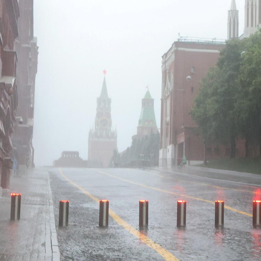 В Москве продлили действие "жёлтого" уровня опасности до вечера воскресенья. "Жёлтый" уровень погодной опасности продолжит действовать в столице до вечера 14 июня. На фоне этого в городе ожидаются гроза и дождь