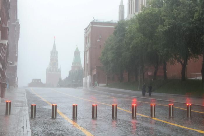 Москвичей предупредили о сохранении в городе "жёлтого" уровня погодной опасности 14 и 15 июня