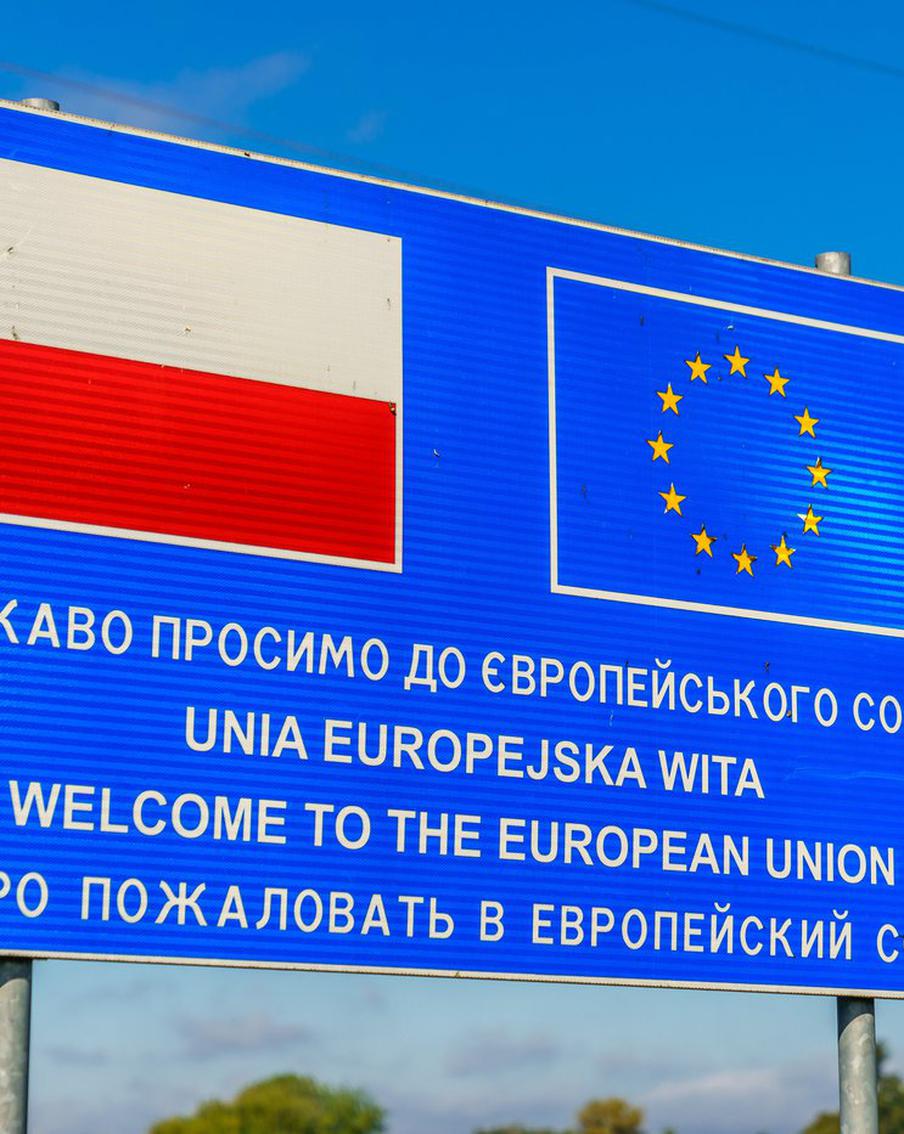 "Страна.ua": на КПП во Львовской области образовались очереди из желающих уехать. В воскресенье украинское издание "Страна.ua" сообщило о длинных очередях из транспортных средств, следующих из Украины через пункт пропуска во Львовской области. В телеграм-канале издания были опубликованы видеоматериалы, которые наглядно демонстрируют масштаб скопления автомобилей перед пограничным переходом "Краковец"