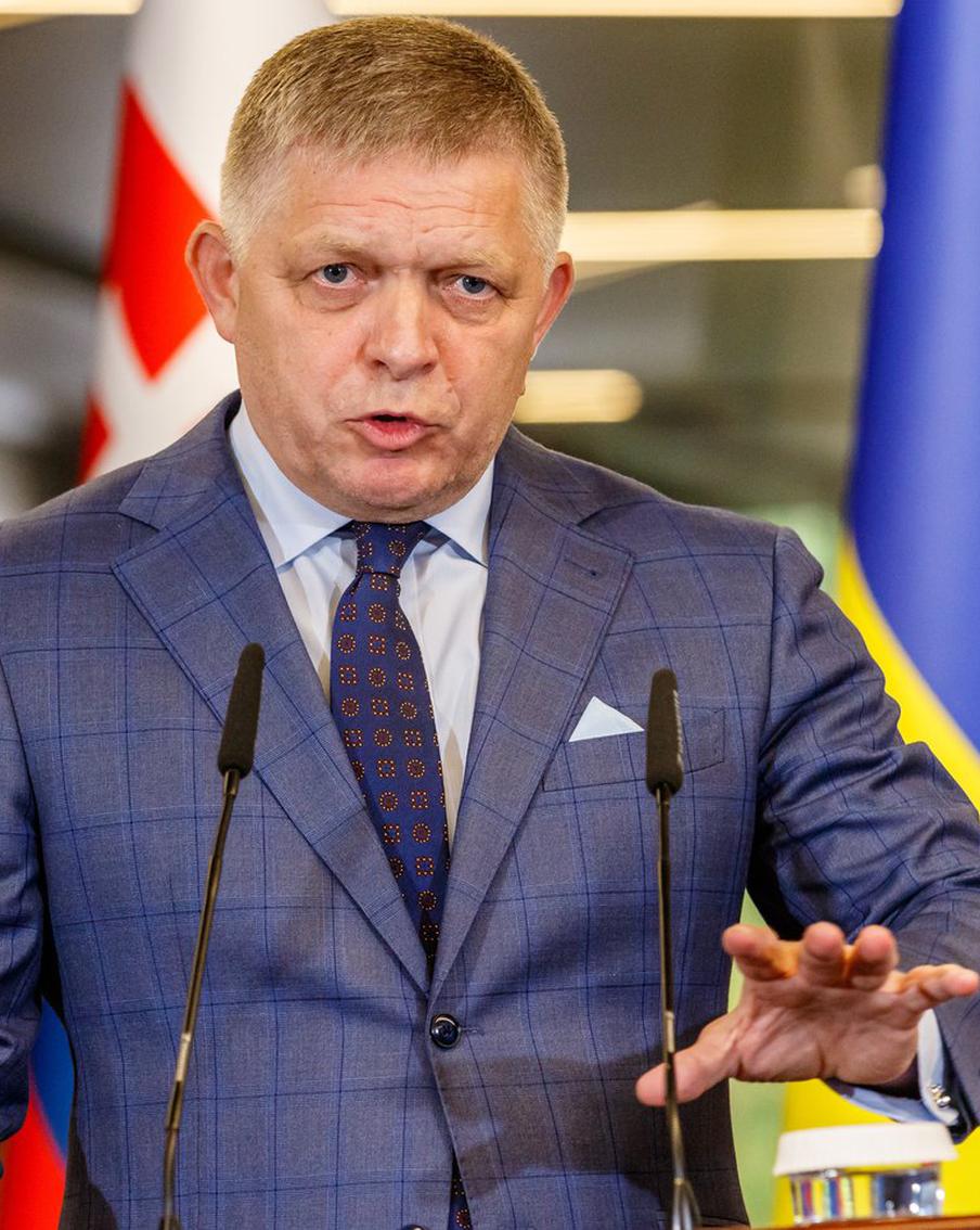 Фицо: ЕС готов до последнего евро поддерживать Украину в ущерб своим проблемам. Премьер-министр Словакии Роберт Фицо выразил официальное недовольство текущей политикой Европейского Союза в области энергетики и конкурентоспособности региона