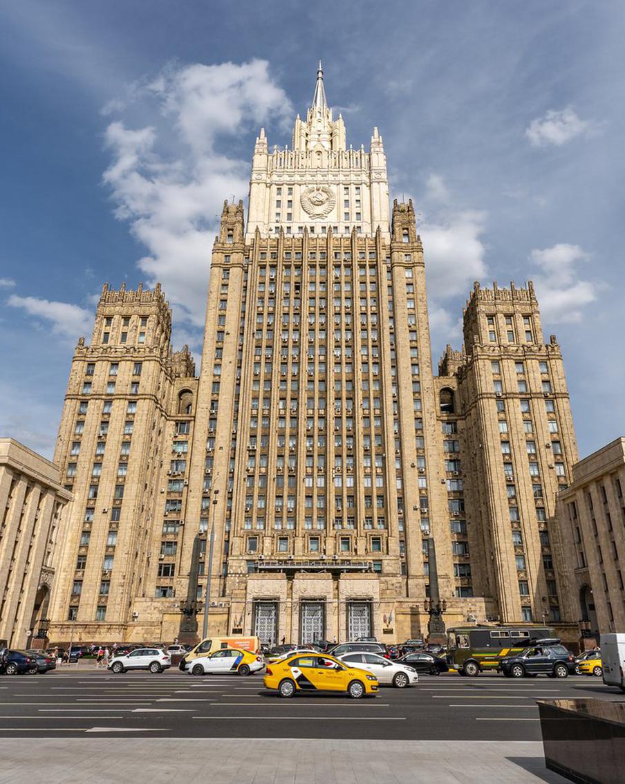 РФ пригрозила Польше ответом из-за присвоения дипломатической недвижимости. Российские власти предупредили власти Польши о серьёзных последствиях возможной конфискации дипломатической недвижимости, принадлежащей Москве