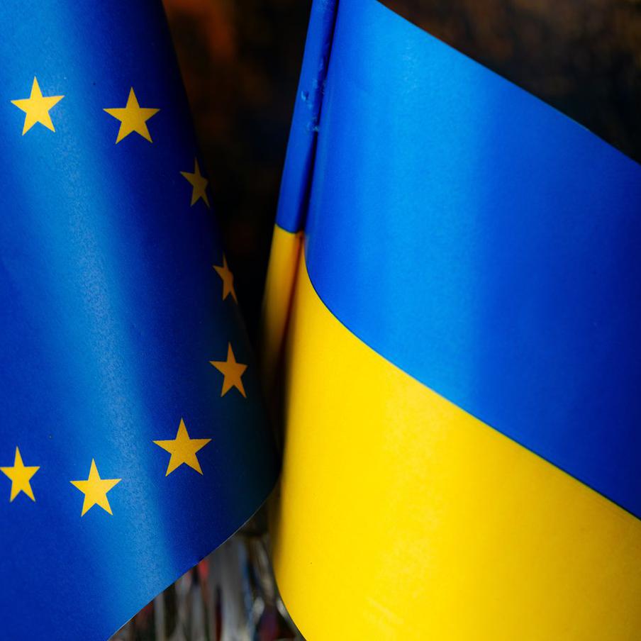 СМИ: Украина выполнила только 15% реформ, необходимых для вступления в ЕС. Как сообщает издание Guardian со ссылкой на источники в Европейском союзе, представители ЕС утверждают, что Украина выполнила лишь 15% реформ из десяти пунктов плана, который был согласован в декабре прошлого года между еврокомиссаром по вопросам расширения Мартой Кос и вице-премьером Украины Тарасом Качкой