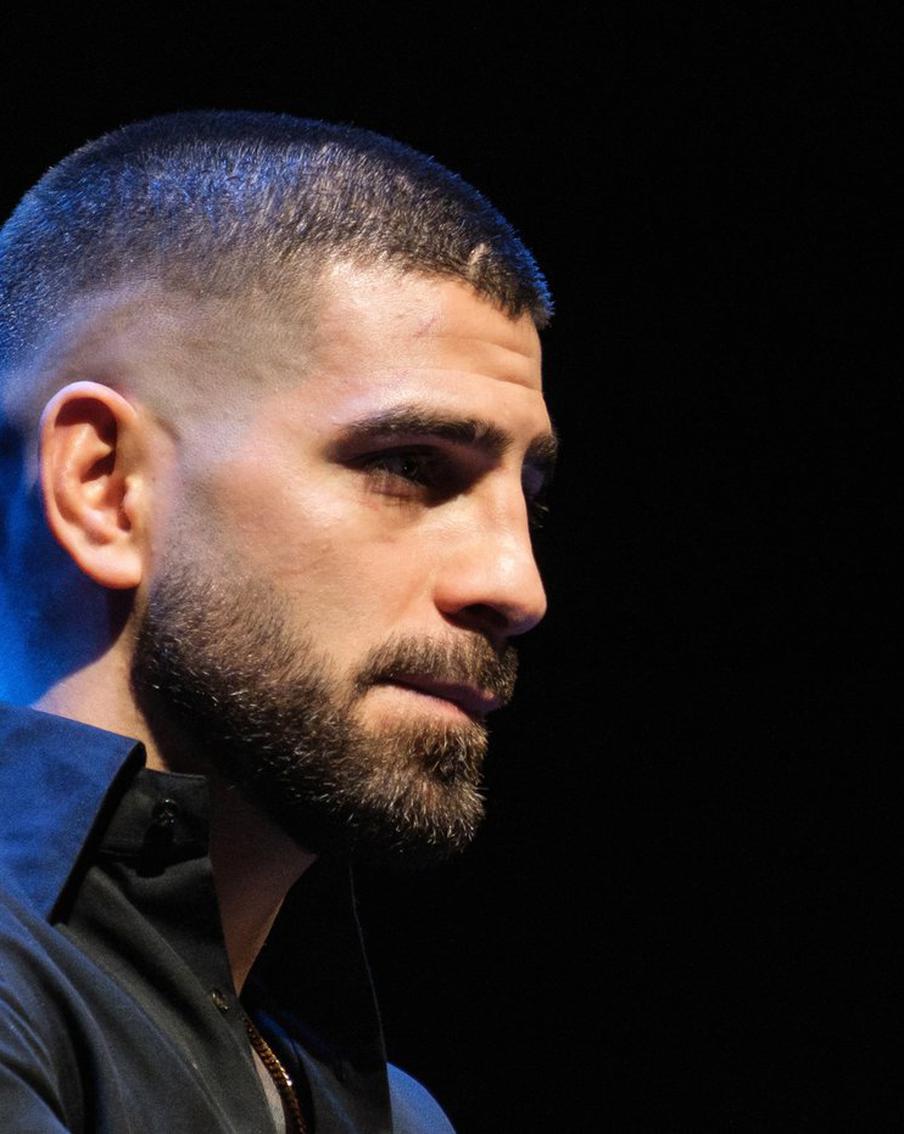 Джастин Гейджи нокаутировал Илию Топурию в главном бою турнира UFC в Белом доме. Джастин Гейджи, известный своими впечатляющими боями в смешанных единоборствах, одержал победу над чемпионом UFC в лёгком весе Илиёй Топурией в главном поединке турнира, который состоялся в Белом доме в ночь с 14 на 15 июня. Это событие совпало с 80-летием президента США Дональда Трампа