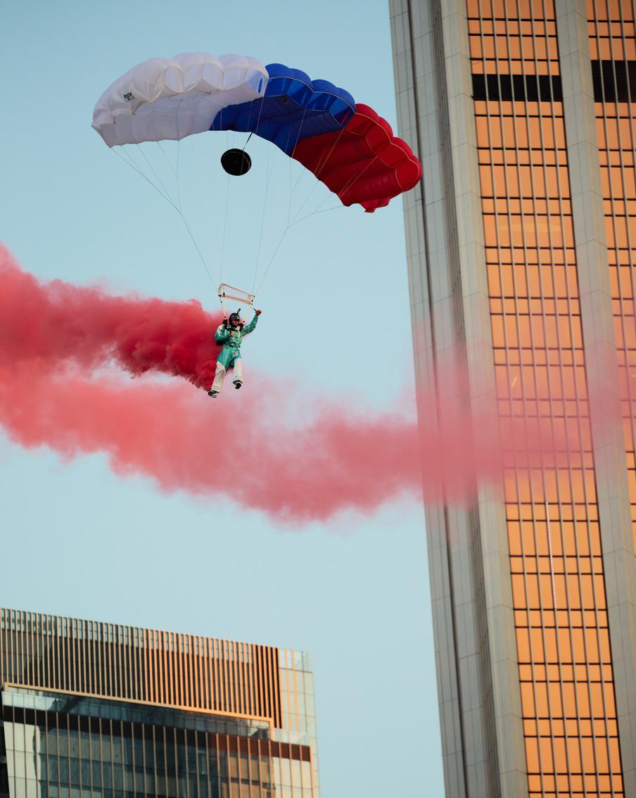 338 метров над Москвой: российский экстремал Сергей Бойцов спрыгнул с высотки "Москва-Сити"