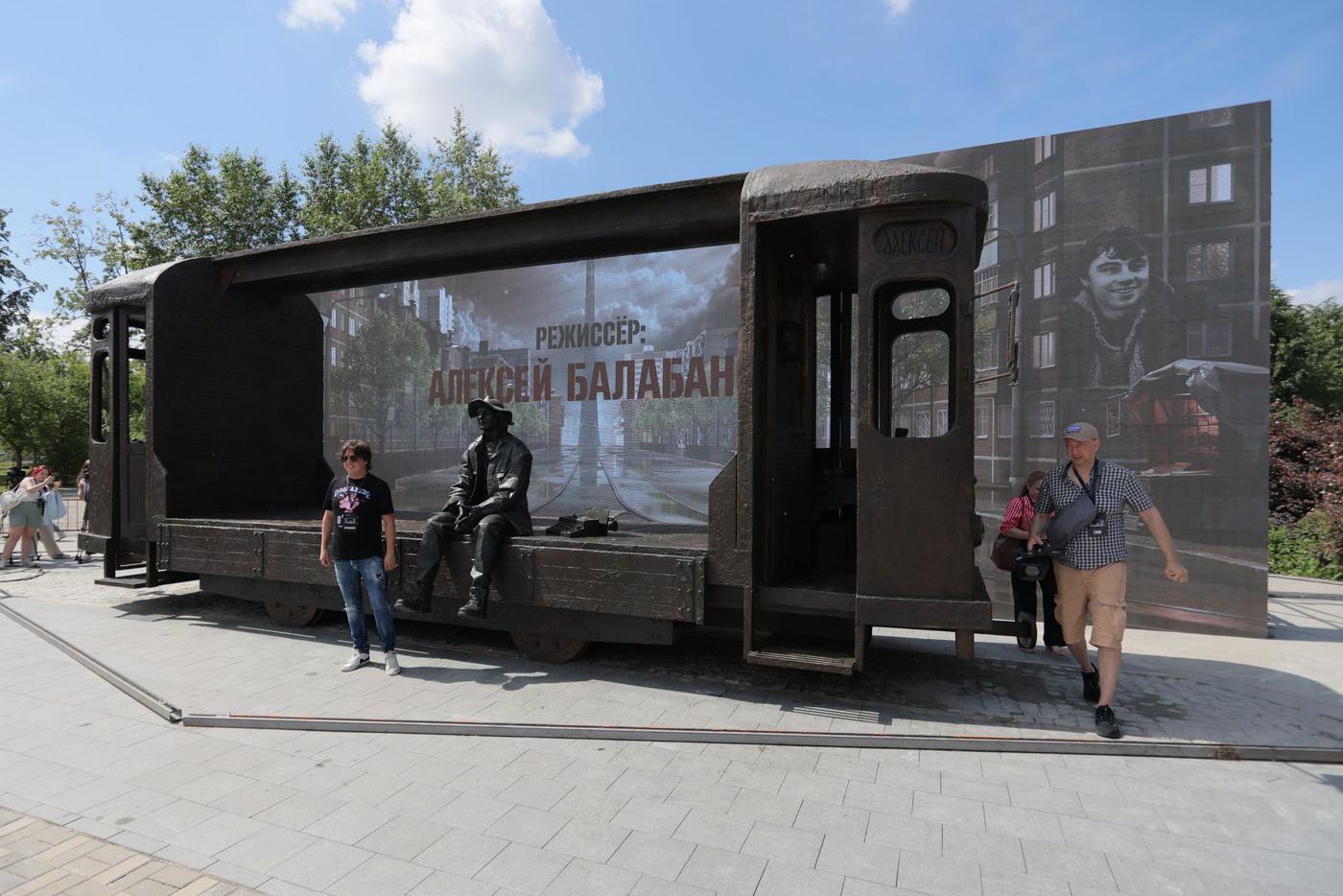 Памятник кинорежиссеру Алексею Балабанову на площади у Дворца молодежи в Екатеринбурге.