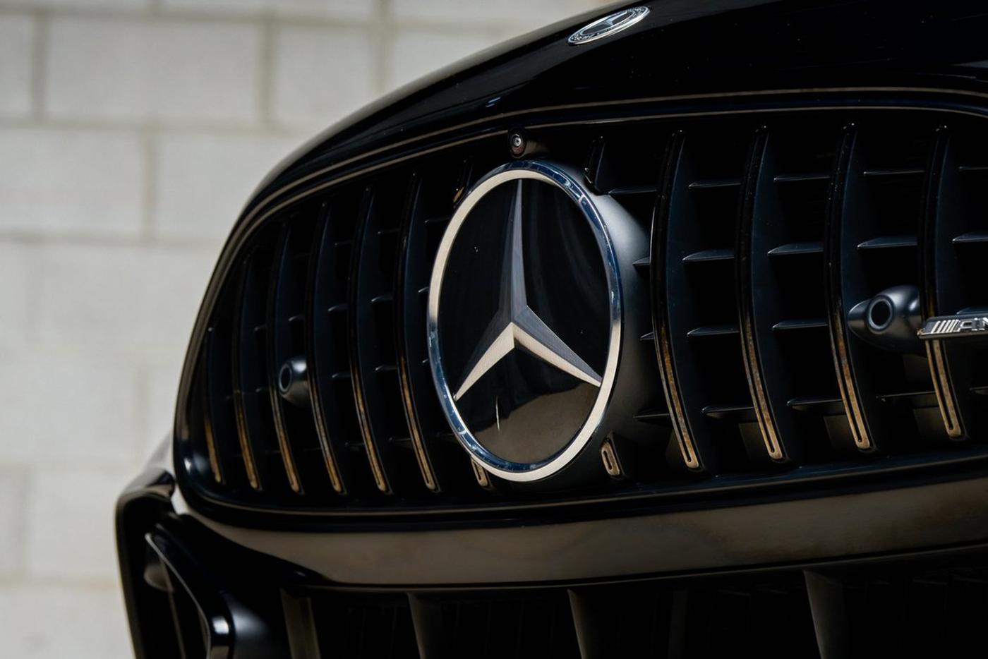 Москвич распилил Mercedes при разводе с молодой женой