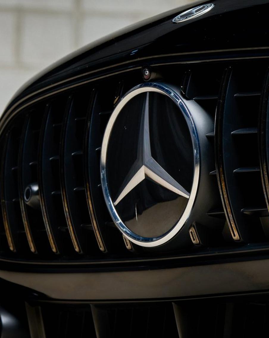 Москвич распилил Mercedes при разводе с молодой женой