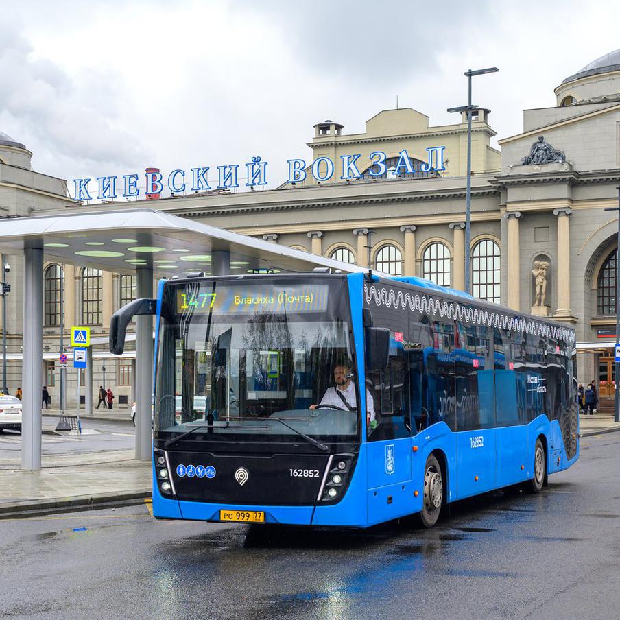 Более 300 новых автобусов для пригородных маршрутов пришли в Москву. С каждым годом современного и комфортного общественного транспорта становится больше не только в Москве, но и в ближайшем Подмосковье. Благодаря развитию проекта "Москва – область" расширяется сеть маршрутов наземного пассажирского транспорта, связывающих столицу с соседними городами и населёнными пунктами