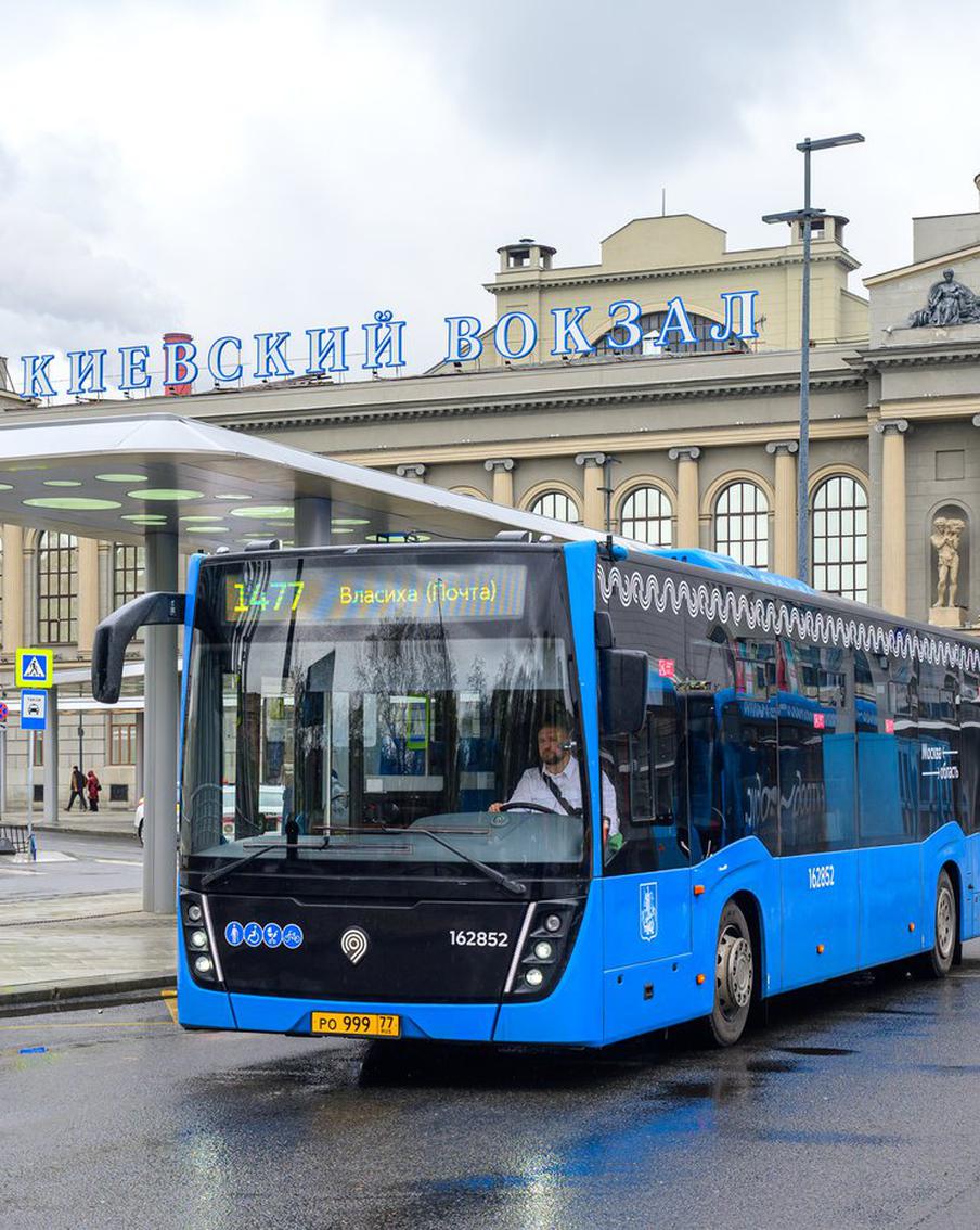 Более 300 новых автобусов для пригородных маршрутов пришли в Москву. С каждым годом современного и комфортного общественного транспорта становится больше не только в Москве, но и в ближайшем Подмосковье. Благодаря развитию проекта "Москва – область" расширяется сеть маршрутов наземного пассажирского транспорта, связывающих столицу с соседними городами и населёнными пунктами
