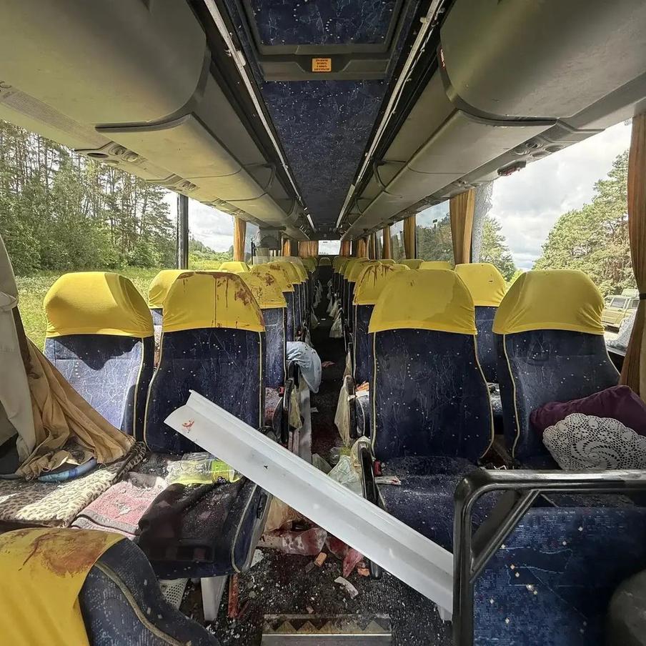 БелТА: при атаке ВСУ на автобус с детьми в Брянской области погибла жена тренера. Как сообщает агентство БелТА, в результате удара ВСУ по автобусу с белорусскими детьми в Брянской области погибла женщина. Она была супругой одного из тренеров футбольного клуба. По уточнённым данным, поездка детей была организована на частные средства и в ходе инцидента также пострадала жена одного из сопровождавших группу специалистов