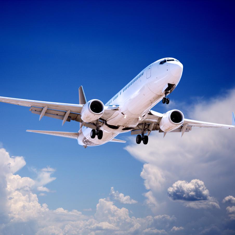 Boeing с отказавшим двигателем экстренно сел в Сочи после часа в воздухе. Самолёт Smartavia, летевший в Архангельск, подал сигнал бедствия над Чёрным морем и больше часа кружил, вырабатывая топливо перед посадкой. На борту находилось около 200 человек