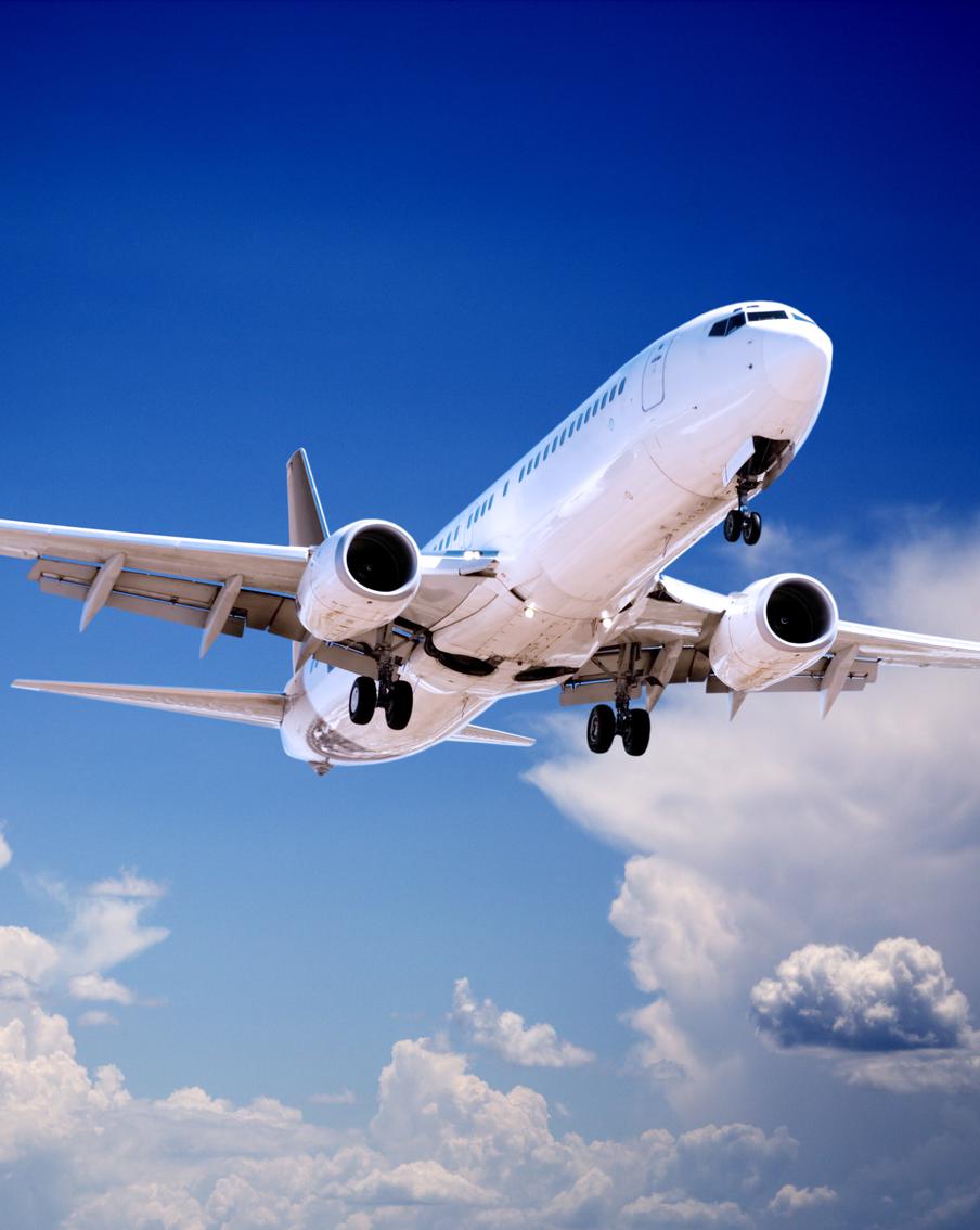 Boeing с отказавшим двигателем экстренно сел в Сочи после часа в воздухе. Самолёт Smartavia, летевший в Архангельск, подал сигнал бедствия над Чёрным морем и больше часа кружил, вырабатывая топливо перед посадкой. На борту находилось около 200 человек