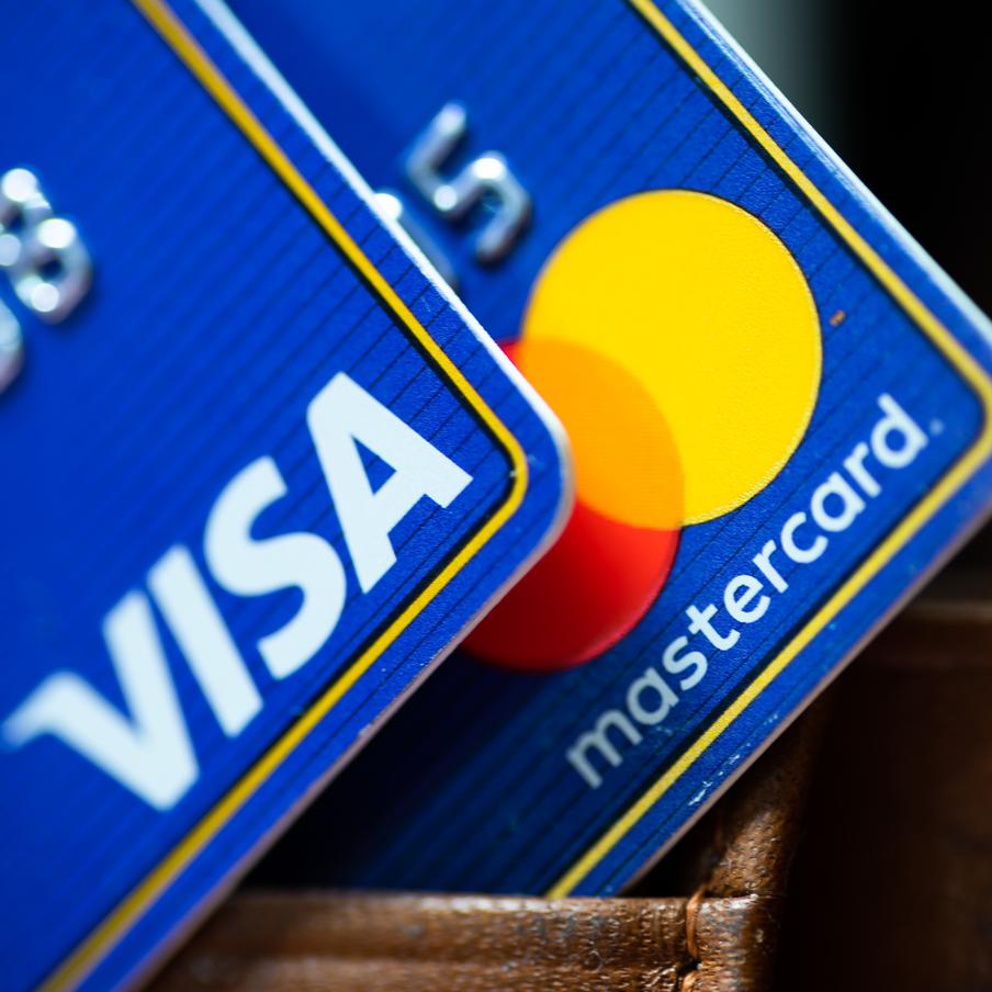 Финансист объяснил, что ждёт владельцев карт Visa и Mastercard в России. По словам эксперта, снижение межбанковской ставки к 2028 году сделает старые карты менее выгодными для банков и постепенно лишит держателей привычных бонусов