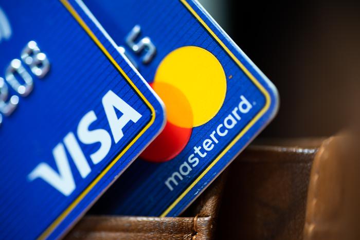 Владельцы карт Visa и Mastercard могут столкнуться с сокращением кешбэка