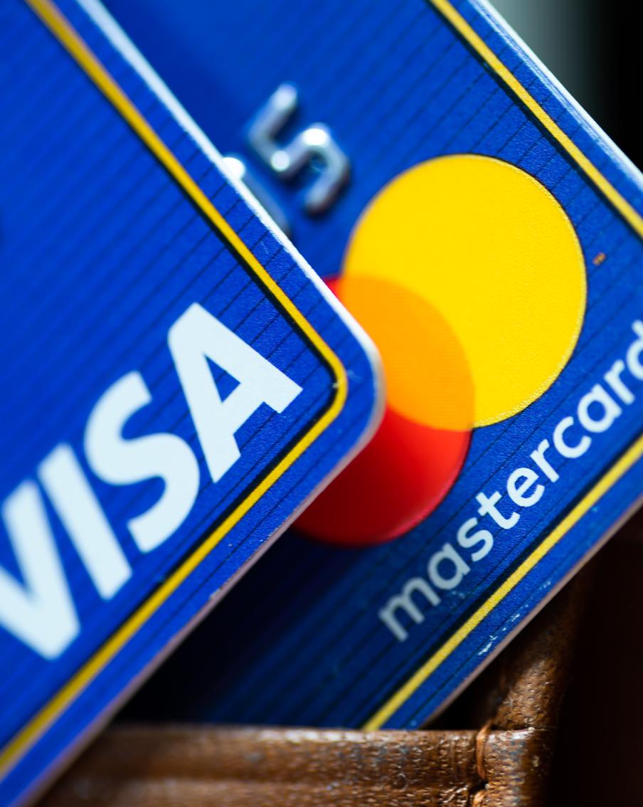 Финансист объяснил, что ждёт владельцев карт Visa и Mastercard в России. По словам эксперта, снижение межбанковской ставки к 2028 году сделает старые карты менее выгодными для банков и постепенно лишит держателей привычных бонусов