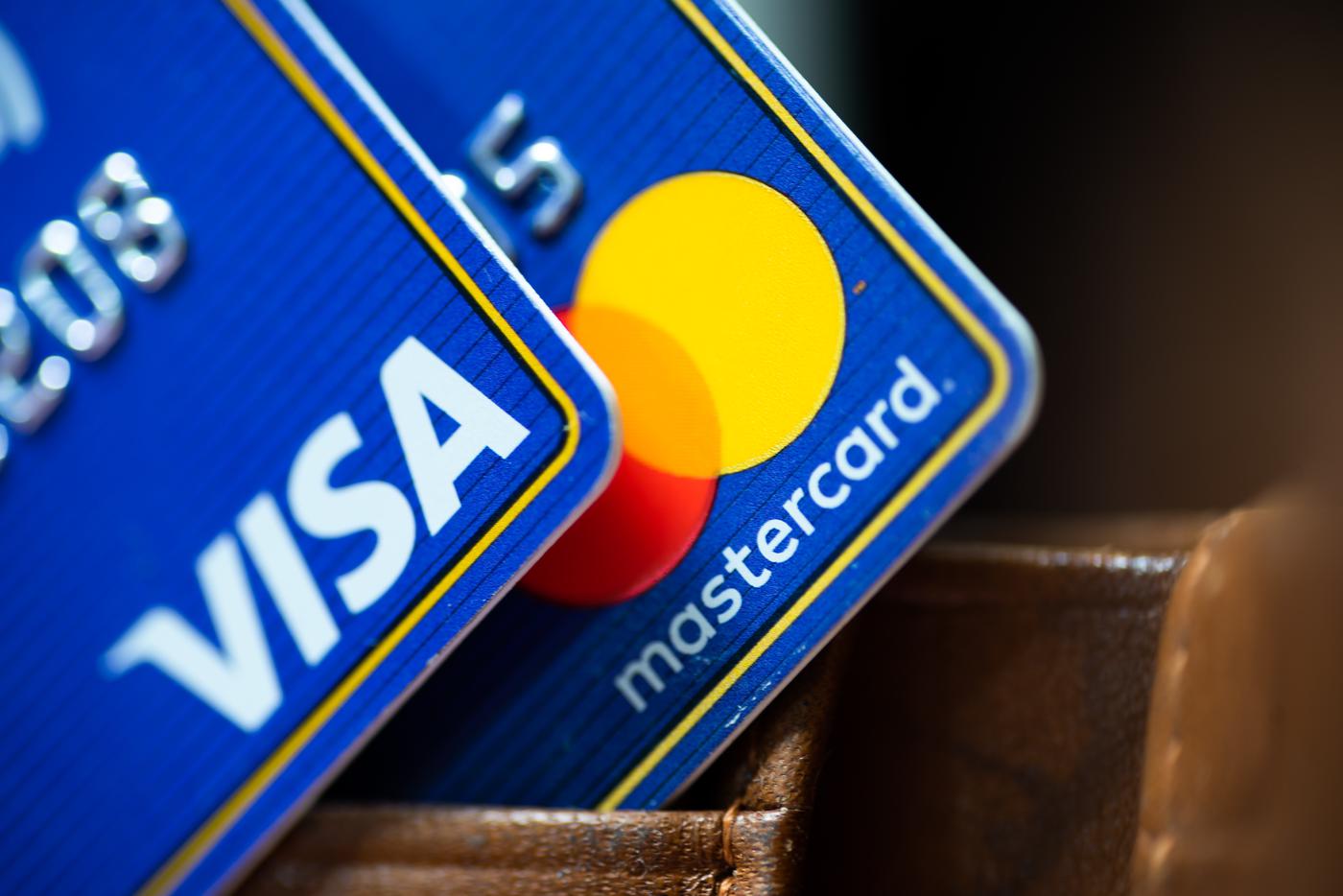 Владельцы карт Visa и Mastercard могут столкнуться с сокращением кешбэка