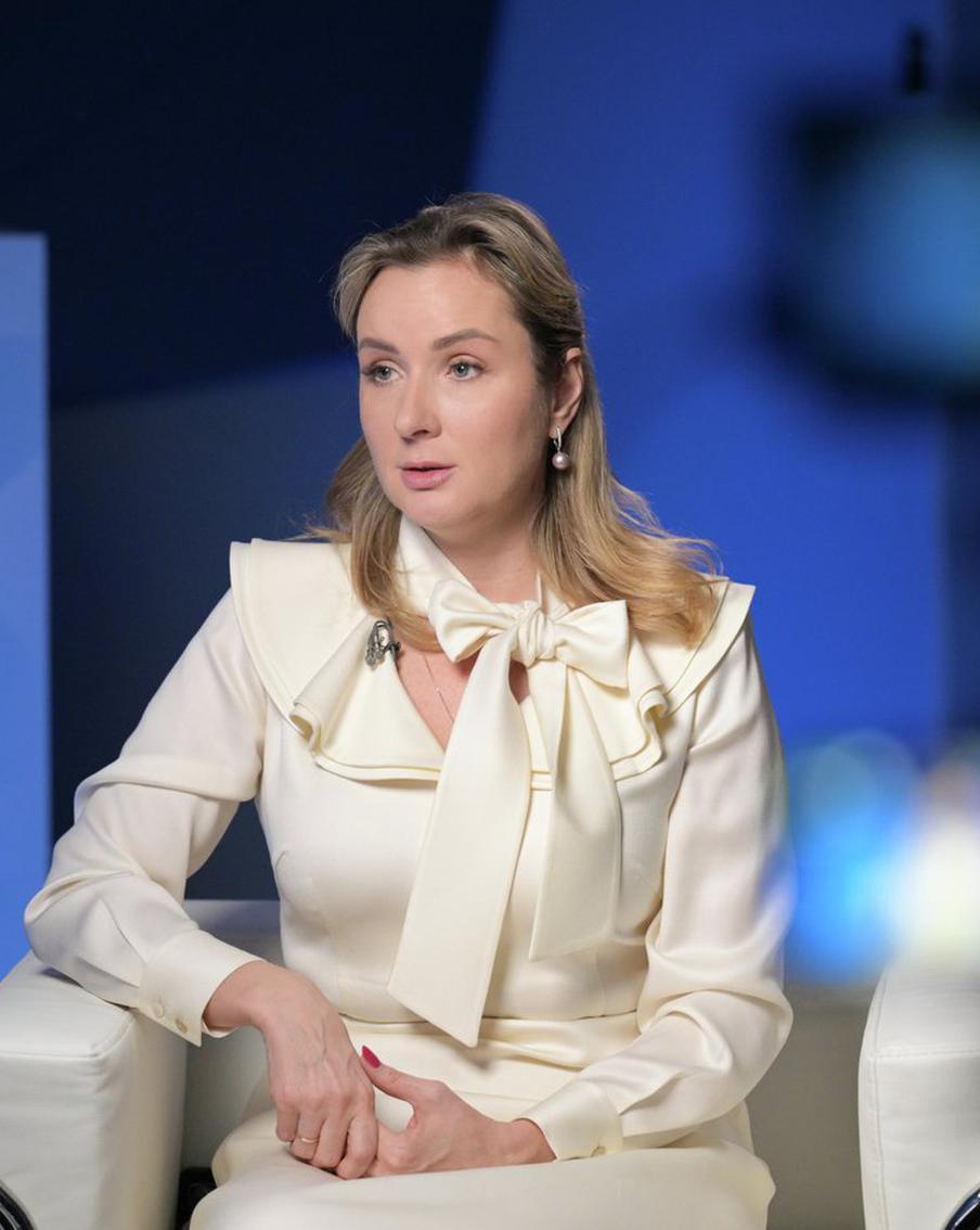 Мария Львова-Белова назвала главную причину детского сиротства в России. Уполномоченный по правам ребёнка при президенте РФ предложила регионам масштабно реформировать систему помощи семьям с зависимостями. Детский омбудсмен считает необходимым внедрить новые меры поддержки: от анонимных визитов к наркологу до мобильных бригад медиков