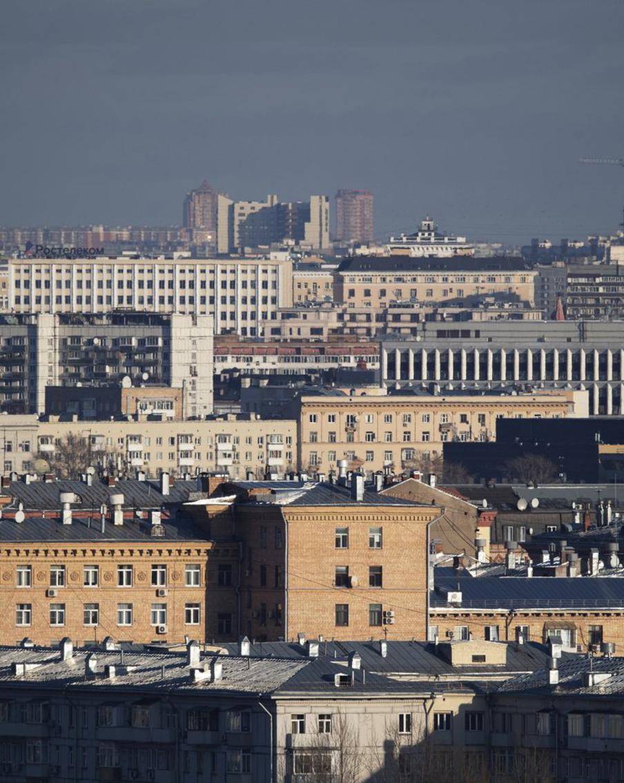 Эра дешёвых квартир уходит: в Москве резко сократилось число жилья со скидкой. Доля вторичной недвижимости с дисконтом в столице упала за год с 83 сразу до 61%. Эксперты аналитического центра "Инком-Недвижимость" связывают этот тренд с общим снижением ключевой ставки и растущей нехваткой действительно ликвидных вариантов на рынке