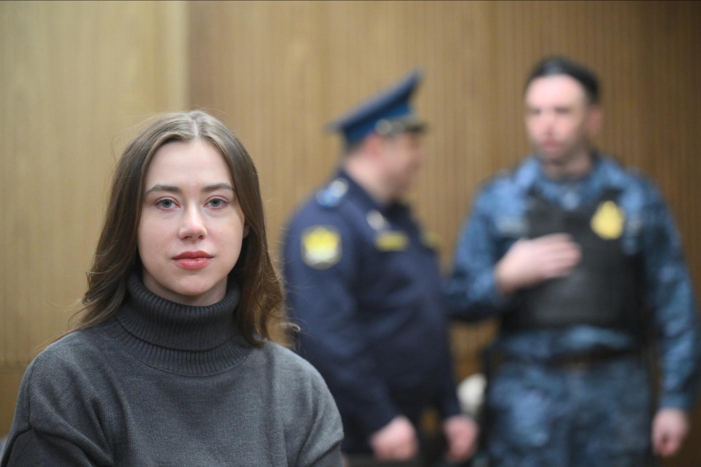 Блогер Александра Митрошина перед началом заседания в Тверском районном суде в Москве 4 июня.