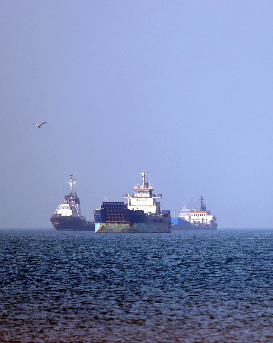 В США объявили о снятии морской блокады с Ирана. После этого уровень угрозы морской безопасности в Ормузском проливе был снижен до значения "умеренный", сообщает Совместный морской информационный центр (JMIC)