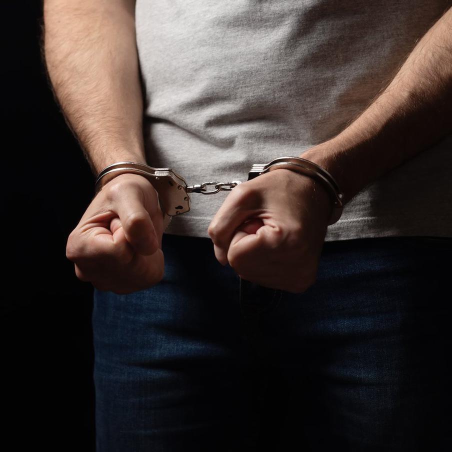 В Люберцах мужчине предъявили обвинение в убийстве сожительницы в бытовке. Следствие установило, что 38-летний обвиняемый избил 32-летнюю женщину во время конфликта, после чего скрылся с места происшествия, но был задержан в кратчайшие сроки