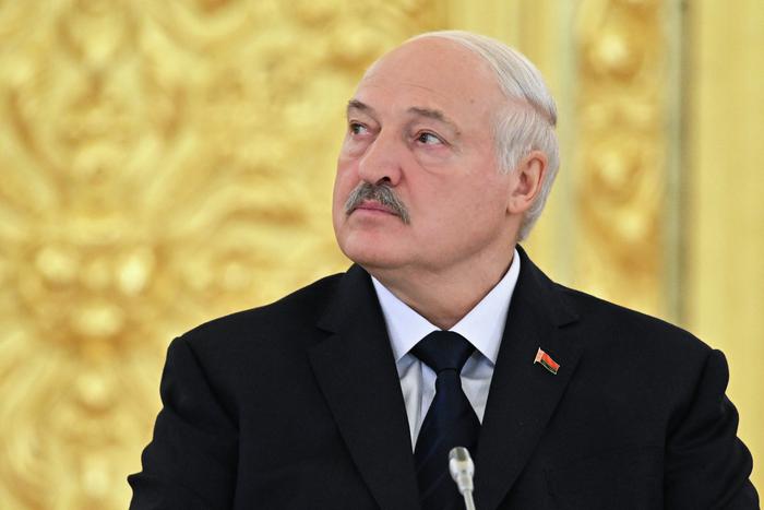 Какой необычный подарок сделали белорусскому президенту во время посещения фермы