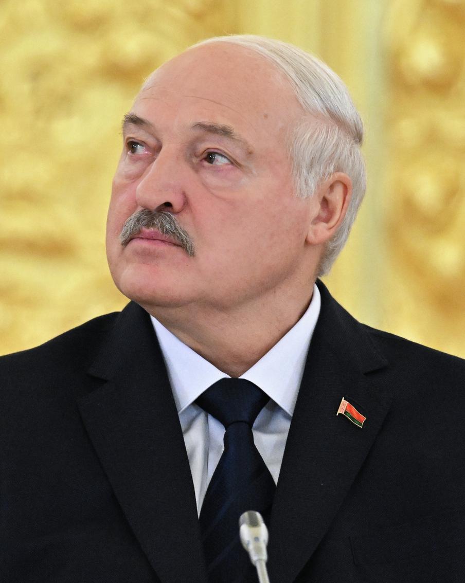 Лукашенко получил в дар рыжую корову по кличке Муся. Руководство фермы пояснило, что разведение джерсейской породы у них ведётся от единственной коровы по кличке Муся. Именно в её честь и была названа рыжая тёлка, которую теперь подарили белорусскому лидеру