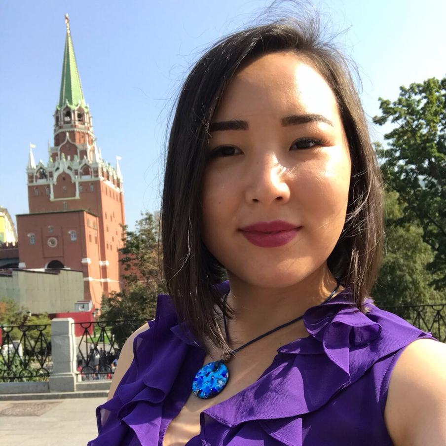 КВНщица Соелма Гармаева погибла под колёсами на КАД в Петербурге. Родная сестра погибшей раскрыла шокирующие подробности смертельного ДТП на Кольцевой автодороге. Участница Высшей лиги КВН и популярный стендап-комик ждала помощи у заглохшего каршеринга, но попала под удар автомобиля на огромной скорости, когда вышла на трассу выставить знак аварийной остановки