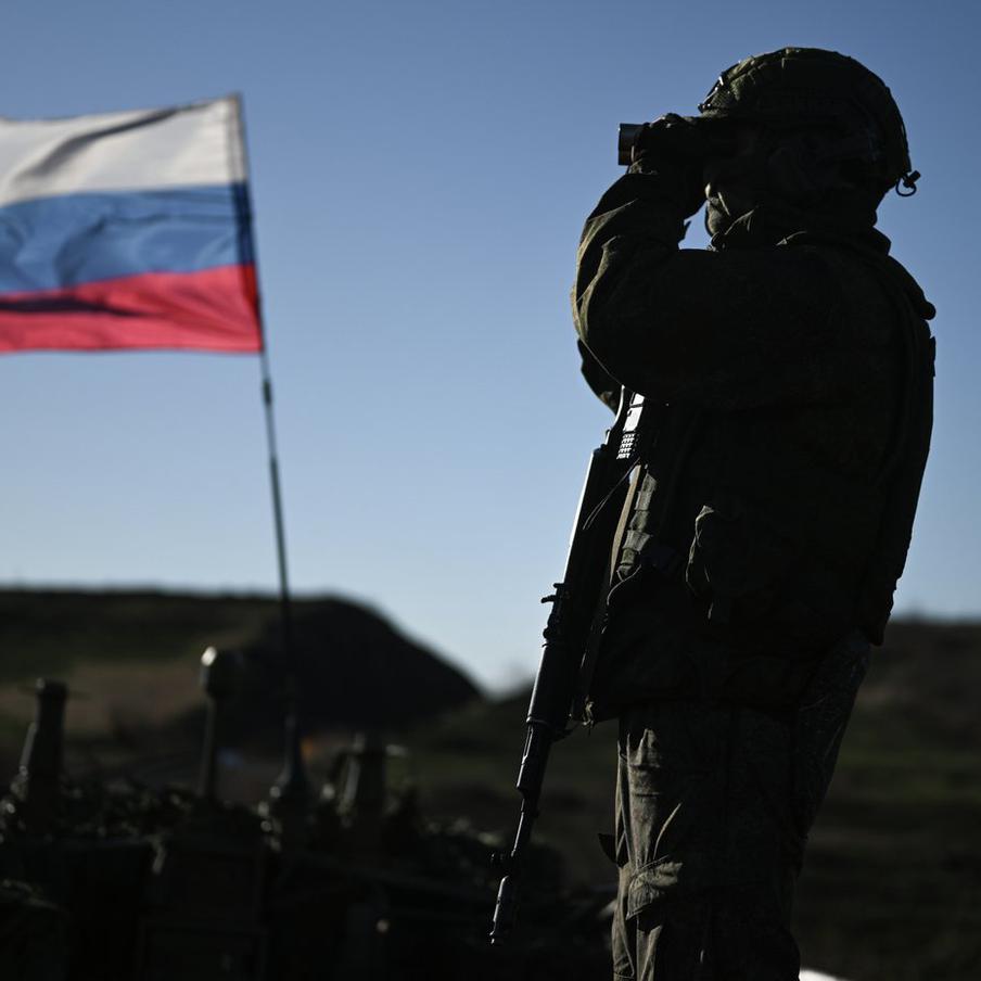 Амулет из кедра принял на себя осколок и спас бойца на Донецком направлении. Народный фронт рассказал историю военного с позывным Трофим: подарок отца сослуживца защитил его от смертельного ранения, и теперь такие обереги получают всё больше бойцов