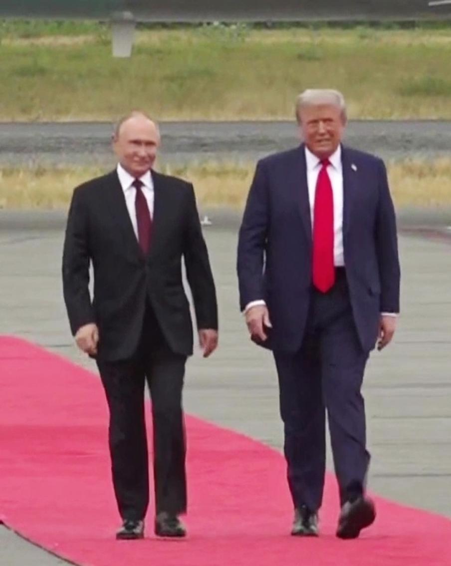 Во Франции рассказали о планах Трампа передать России территории Украины. Французский президент Эмманюэль Макрон заявил, что в ходе встречи в Анкоридже с Владимиром Путиным американский президент уже был готов передать России украинские территории