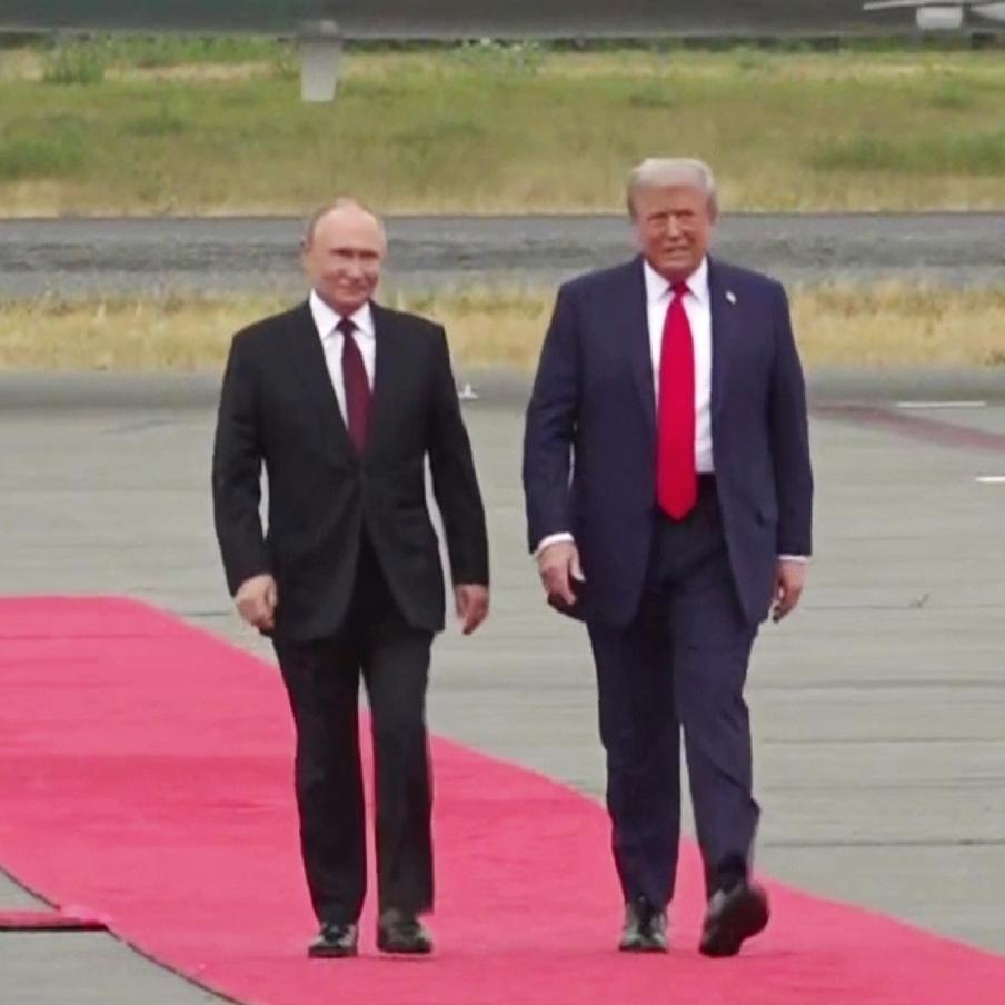 Во Франции рассказали о планах Трампа передать России территории Украины. Французский президент Эмманюэль Макрон заявил, что в ходе встречи в Анкоридже с Владимиром Путиным американский президент уже был готов передать России украинские территории